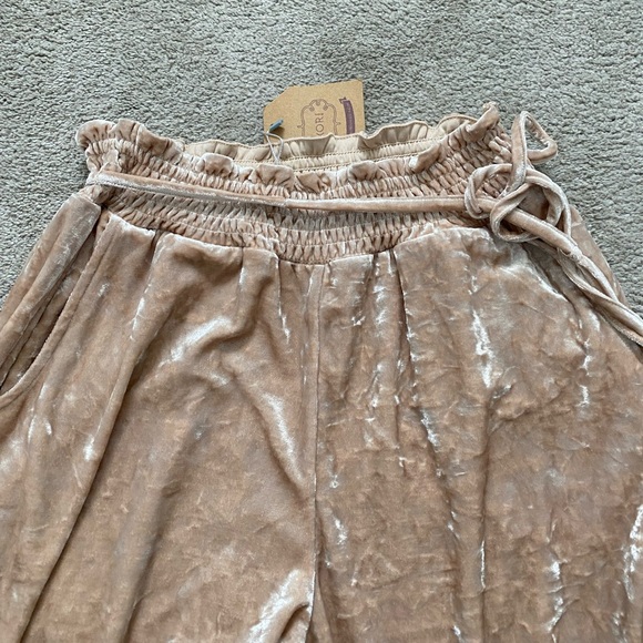 BNWT Gorgeous blush tan peach velvet pants by Kori. Size small. - Picture 5 of 9
